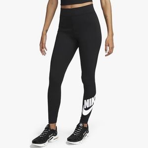 Nike Sportswear Classics
Women's High-Waisted Graphic Leggings